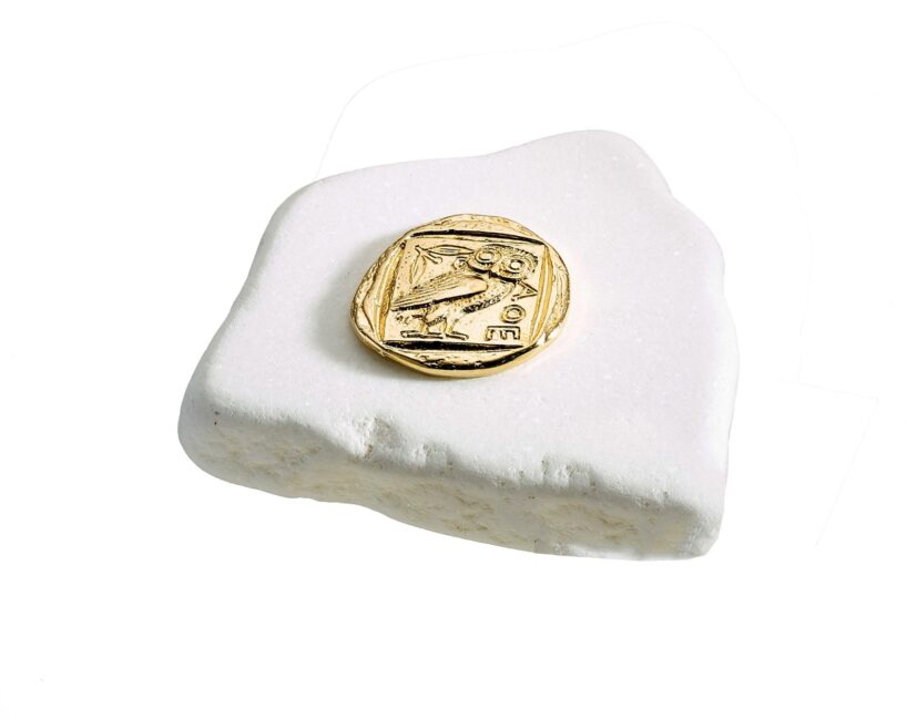 Διακοσμητικό με το Αθηναϊκό Τετράδραχμο.