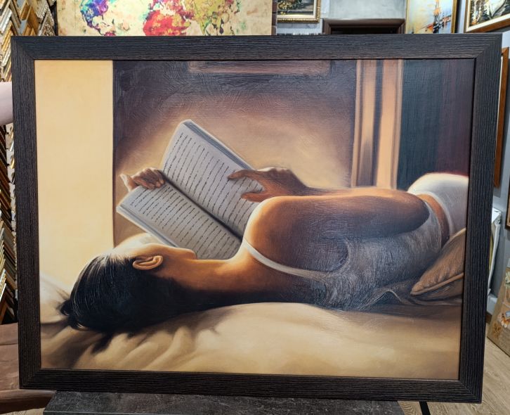 Κοπέλα που διαβάζει